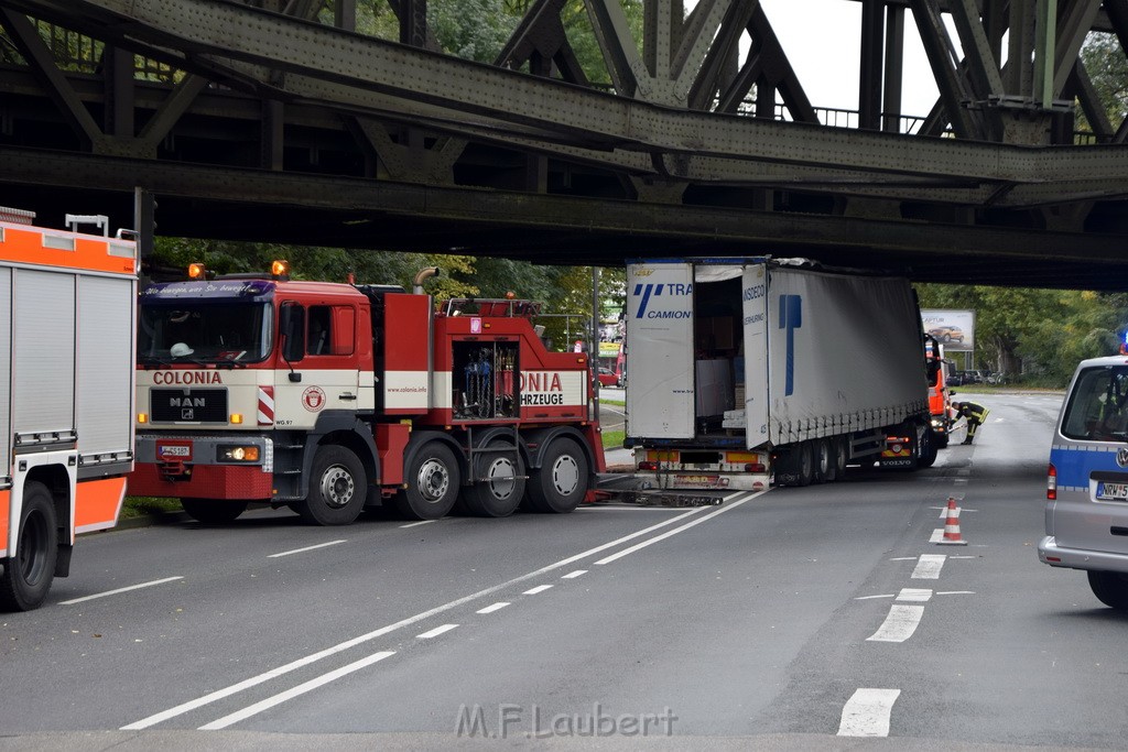 LKW blieb unter Bruecke haengen Koeln Ehrenfeld Innere Kanalstr Hornstr P318.JPG - Miklos Laubert